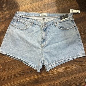 Abercrombie & Fitch 4” curve love mom shorts